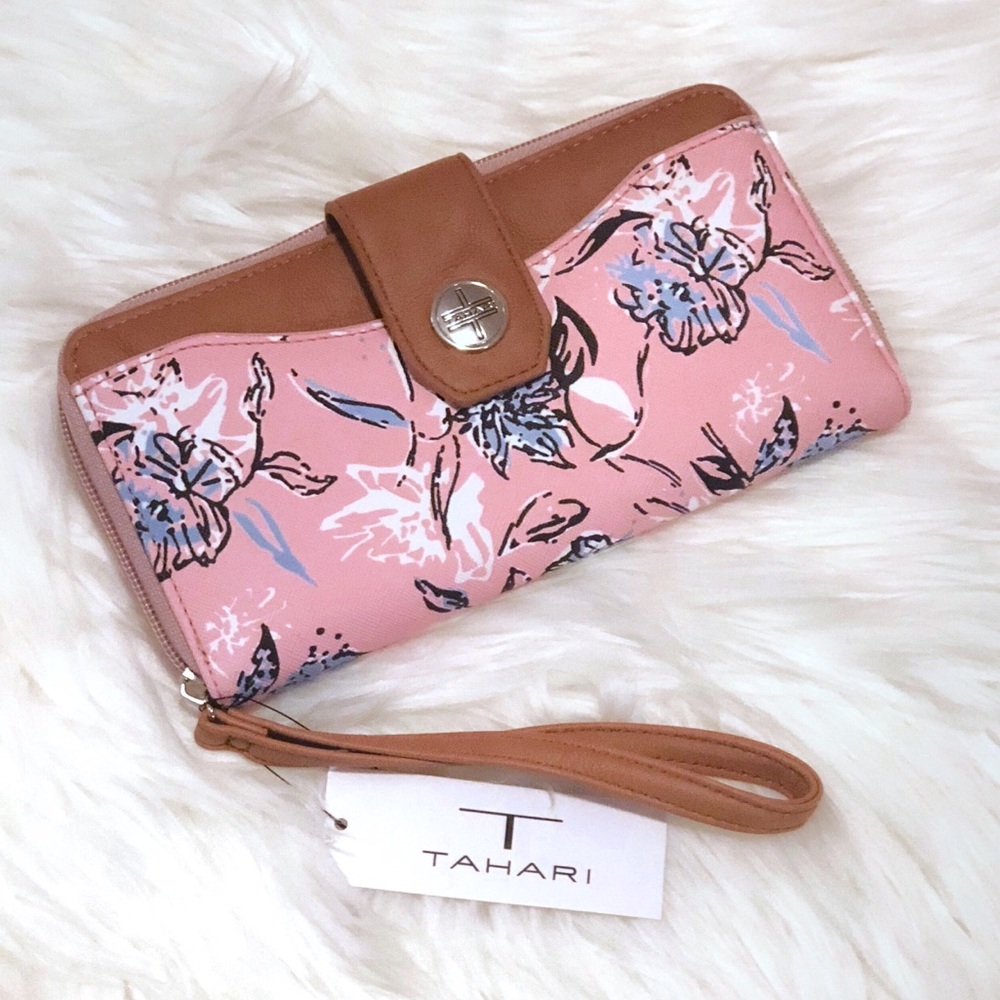🆕 Tahari Wristlet